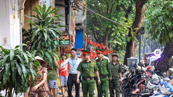 [Video] Phường Hoàn Kiếm đẩy mạnh xử lý vi phạm lấn chiếm vỉa hè qua hình thức phạt nguội 