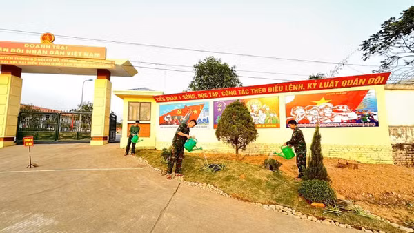 Cán bộ, chiến sĩ Tiểu đoàn 1, Trung đoàn 832 chăm sóc cây, tạo cảnh quan tại đơn vị.