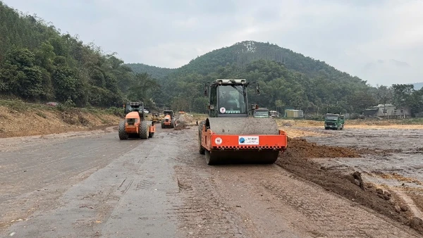 Thi công cao tốc Thái Nguyên-Chợ Mới, một đoạn trong tuyến cao tốc CT.07 từ Hà Nội đến Cao Bằng. (Ảnh: TUẤN SƠN)