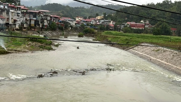 Sau mưa lũ to, hiện một phần đường công vụ cũ vẫn nổi lên, cắt ngang dòng sông Năng. (Ảnh: TUẤN SƠN)