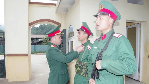 Kiểm tra trang phục giữ ấm cho chiến sĩ trước khi vào ca gác tại Tiểu đoàn 1, Trung đoàn 750. (Ảnh: DUY ĐỨC)