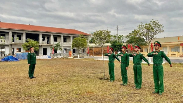 Cán bộ, chiến sĩ Trung đoàn 832 tập điều lệnh đội ngũ chuẩn bị cho lễ tiễn quân nhân hoàn thành nghĩa vụ quân sự. (Ảnh: DUY ĐỨC)