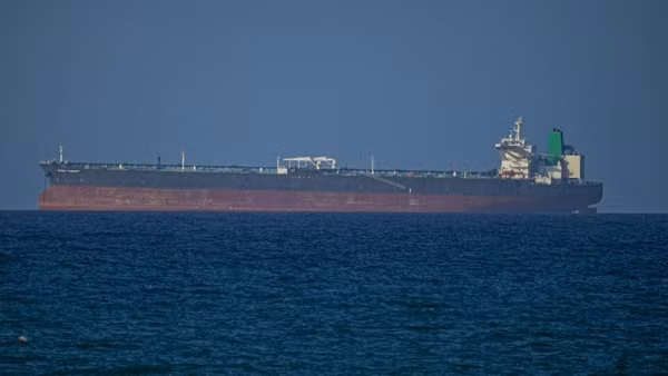 Con tàu di chuyển qua eo biển Hormuz. (Ảnh: AA/TTXVN)