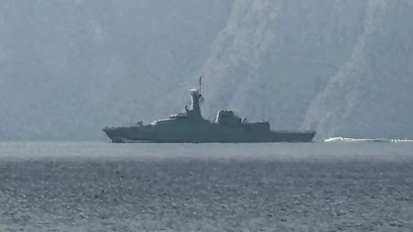 Tàu của hải quân tuần tra tại eo biển Hormuz, ngày 1/3/2026. (Ảnh: rnz.co.nz/TTXVN)