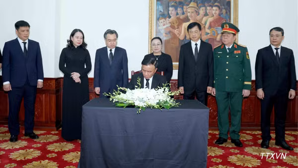 Thường trực Ban Bí thư Trần Cẩm Tú ghi sổ tang Chủ tịch Quốc hội Lào Saysomphone Phomvihane. (Ảnh: TTXVN)