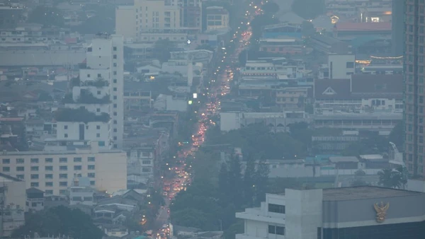 Khói mù ô nhiễm bao phủ tại Bangkok, Thái Lan. (Ảnh: THX/TTXVN)