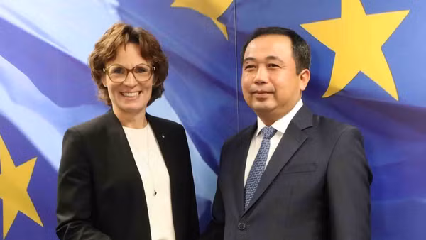 Quyền Bộ trưởng Nông nghiệp và Môi trường Trần Đức Thắng và Cao ủy Môi trường, Nguồn nước và Kinh tế tuần hoàn của Ủy ban châu Âu (EC), bà Jessica Raswall. (Ảnh: TTXVN) 