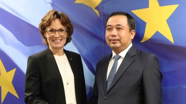 Quyền Bộ trưởng Nông nghiệp và Môi trường Trần Đức Thắng và Cao ủy Môi trường, Nguồn nước và Kinh tế tuần hoàn của Ủy ban châu Âu (EC), bà Jessica Raswall. (Ảnh: TTXVN) 