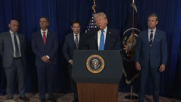 Tổng thống Mỹ Donald Trump (phía trước) họp báo về cuộc tấn công Venezuela. (Ảnh: THX/TTXVN)