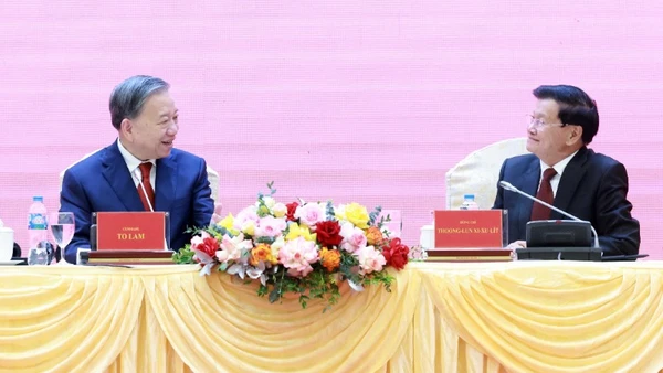 Tổng Bí thư Tô Lâm và Tổng Bí thư, Chủ tịch nước Lào Thongloun Sisoulith tại hội nghị. (Ảnh: TTXVN)
