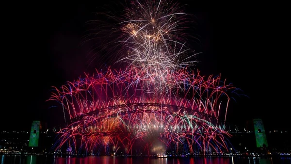 Pháo hoa rực rỡ chào đón năm mới 2026 tại Cầu Cảng Sydney, Australia. (Ảnh: THX/TTXVN)