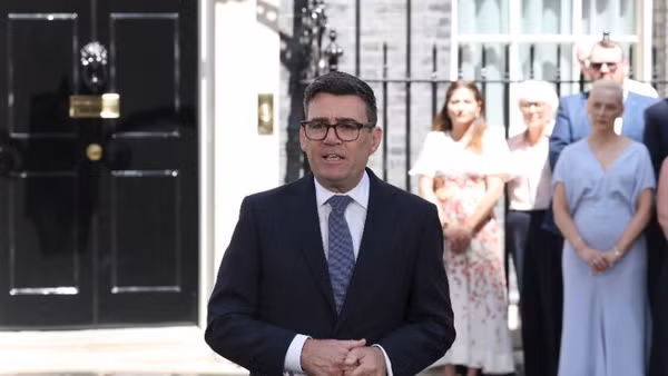 Tân Thủ tướng Anh Andy Burnham trong bài phát biểu đầu tiên trước số 10 Phố Downing, London, ngày 20/7/2026. (Ảnh: THX/TTXVN)