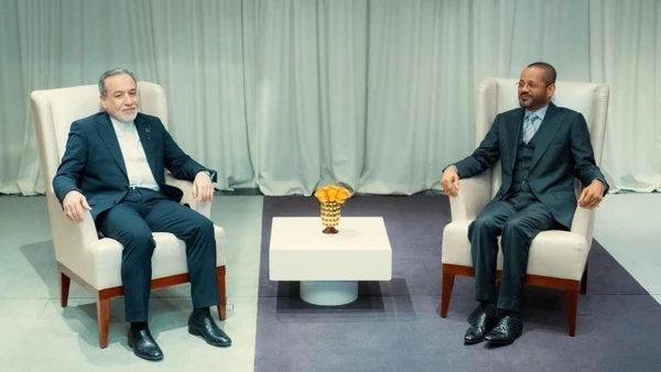 Ngoại trưởng Oman Sayyid Badr bin Hamad bin Hamood Albusaidi (phải) và người đồng cấp Iran Seyed Abbas Araghchi trong cuộc gặp tại Geneva (Thụy Sĩ), ngày 16/2/2026. (Ảnh: THX/TTXVN)