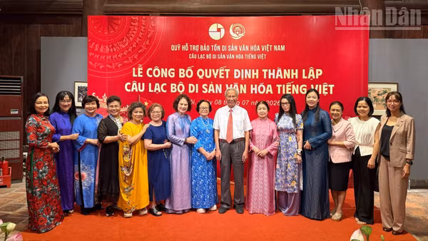 Các đại biểu lãnh đạo, trí thức và văn nghệ sĩ tham dự buổi lễ.