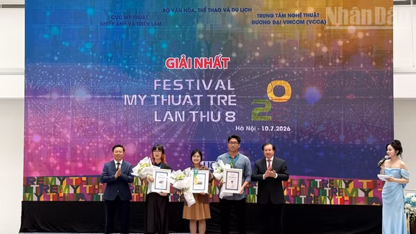 Phó Trưởng Ban Tuyên giáo và Dân vận Trung ương Trần Thanh Lâm (ngoài cùng bên trái) và Thứ trưởng Văn hóa, Thể thao và Du lịch Tạ Quang Đông (bên phải) trao giải Nhất cho các nghệ sĩ trẻ. 