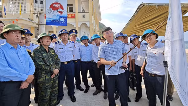 Các đại biểu nghe báo cáo về phương án quy hoạch đơn vị Cảnh sát biển tại xã đảo Nhơn Châu.