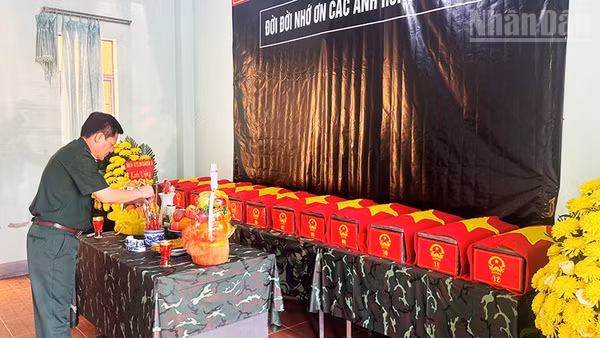 Chăm sóc hương khói cho các anh hùng liệt sĩ theo nghi thức quân đội.