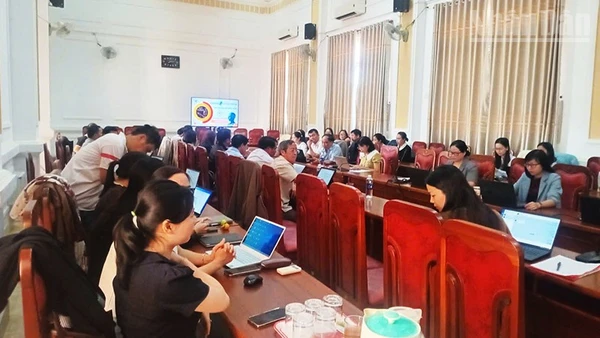 Cán bộ, công chức, viên chức xã Đức Cơ hào hứng tham gia lớp tập huấn ứng dụng trí tuệ nhân tạo.