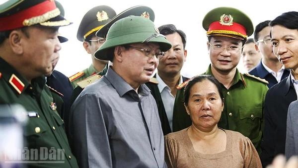 Phó Thủ tướng Hồ Quốc Dũng thăm hỏi, động viên các gia đình bị thiệt hại do thiên tai.