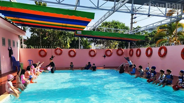 Các em học sinh thích thú tham gia lớp học bơi.