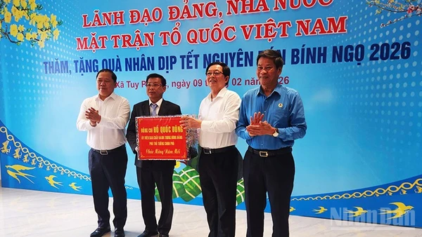 Phó Thủ tướng Hồ Quốc Dũng tặng quà tại xã Tuy Phước.