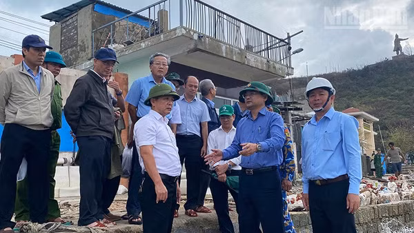Lãnh đạo tỉnh Gia Lai và phường Quy Nhơn kiểm tra công tác khắc phục bão lũ năm 2025 tại khu phố 9 (Ảnh: Hải Minh)