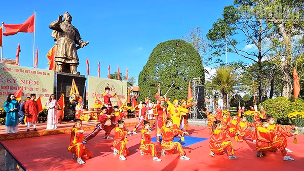 Chương trình văn nghệ chào mừng.