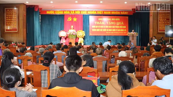 Quang cảnh buổi thăm, tặng quà.