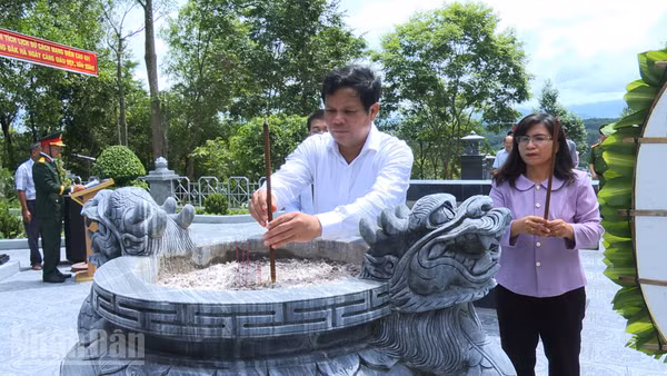Lãnh đạo tỉnh Quảng Ngãi dâng hương tại Di tích Lịch sử Cách mạng Điểm cao 601.