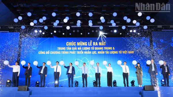 Các đại biểu thực hiện nghi thức ra mắt Trung tâm Giải mã lượng tử Quang Trung.