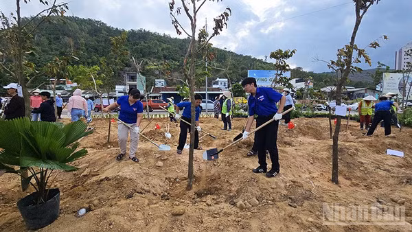 Các bạn đoàn viên thanh niên tham gia trồng cây.
