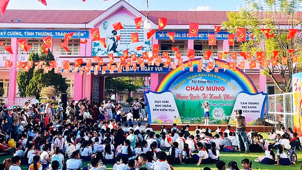 Đông đảo phụ huynh, học sinh tham gia chương trình.