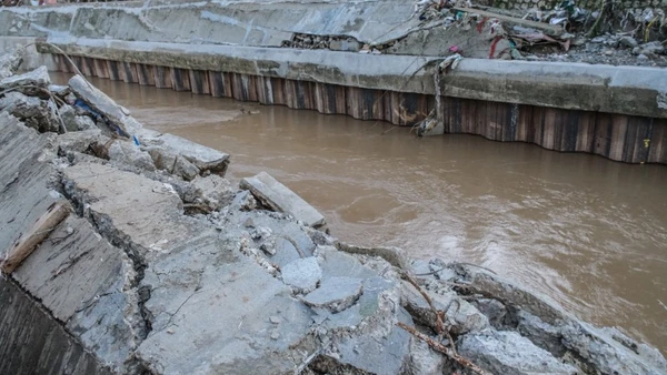 Đoạn đê bị phá hủy do lũ lụt tại tỉnh Cebu, Philippines, ngày 5/11/2025. (Ảnh: THX/TTXVN)