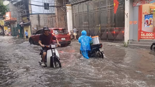 Chiều 9/7/2026, vào giờ tan tầm nhiều khu vực trên địa bàn Hà Nội xuất hiện mưa lớn kéo dài, khiến một số tuyến đường và khu vực trũng thấp xảy ra ngập cục bộ. (Ảnh: TTXVN)