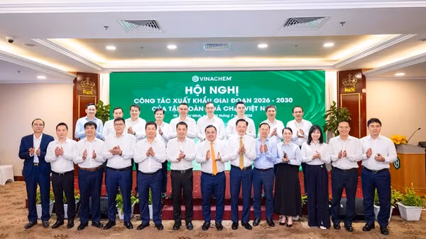 Các đại biểu dự hội nghị chụp ảnh lưu niệm.