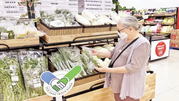 Người tiêu dùng chọn mua rau sạch đạt chứng nhận “Tick xanh trách nhiệm” trong một siêu thị SatraMart ở Quận 6.