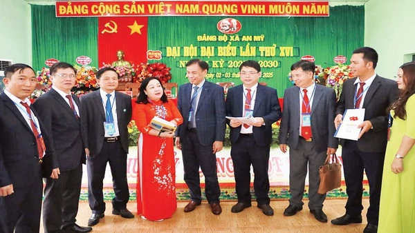 Bí thư Tỉnh ủy Phú Yên Cao Thị Hòa An (người thứ tư từ trái sang) trao đổi với lãnh đạo xã An Mỹ, huyện Tuy An trước thềm đại hội.