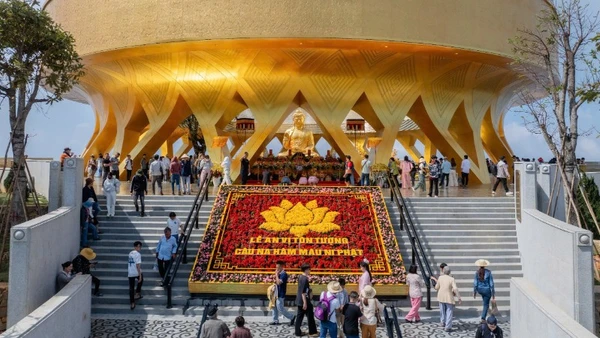 Du khách chiêm bái tượng Phật dịp đầu năm.