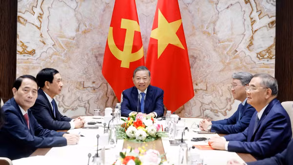 Tổng Bí thư, Chủ tịch nước Tô Lâm điện đàm trực tuyến với Tổng thống Liên bang Thụy Sĩ Guy Parmelin. (Ảnh: TTXVN)