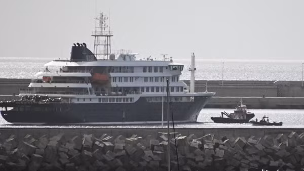 Tàu du lịch MV Hondius neo tại cảng Granadilla trên đảo Tenerife (Tây Ban Nha) để tiến hành sơ tán hành khách, sau khi bùng phát các ca bệnh liên quan đến virus Hanta, ngày 10/5/2026. (Ảnh: THX/TTXVN)
