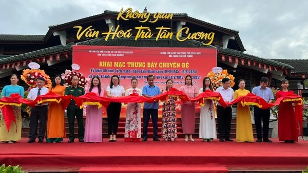 Các đại biểu thực hiện nghi thức cắt băng khai mạc trưng bày. (Ảnh: TUẤN SƠN)