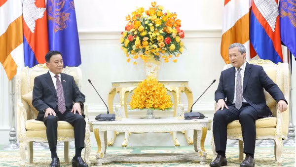 Thường trực Ban Bí thư Trần Cẩm Tú hội kiến Thủ tướng Campuchia Hun Manet. (Ảnh: TTXVN)