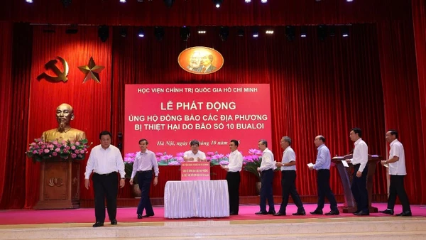 Cán bộ, công chức, viên chức, giảng viên và học viên của Học viện Chính trị quốc gia Hồ Chí Minh ủng hộ đồng bào các địa phương bị ảnh hưởng do bão số 10.