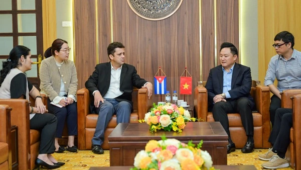 Đồng chí Phan Văn Hùng, Phó Tổng Biên tập Báo Nhân Dân tiếp Đoàn công tác Đại sứ quán Cuba tại Việt Nam. (Ảnh: BẢO LONG)