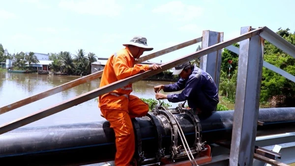 Bảo trì đường ống dẫn nước để cung cấp nước sạch cho người dân tại Cần Thơ.