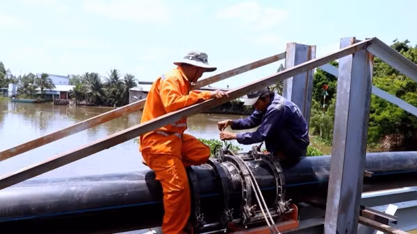 Bảo trì đường ống dẫn nước để cung cấp nước sạch cho người dân tại Cần Thơ.