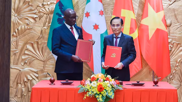 Ủy viên Bộ Chính trị, Bộ trưởng Ngoại giao Lê Hoài Trung và Tổng Thư ký Đảng CNDD-FDD Burundi Révérien Ndikuriyo ký Bản ghi nhớ hợp tác hai Đảng. (Ảnh: Bộ Ngoại giao Việt Nam)