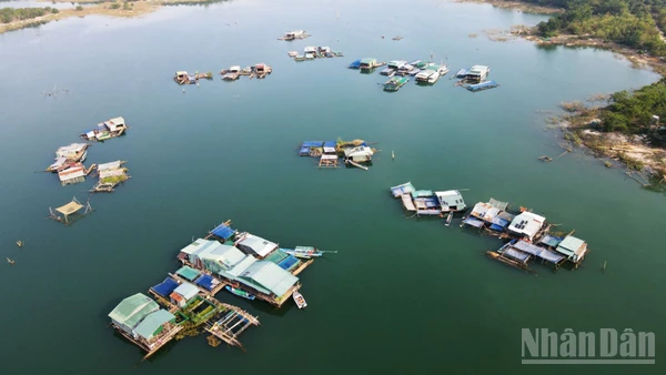 Làng chài Ia Tơi nhìn từ trên cao.