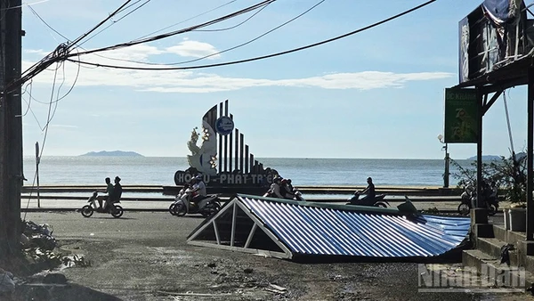 Mái nhà của người dân tại phường Quy Nhơn bị bão số 13 đánh bay.