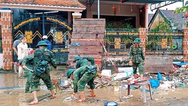 Hơn 1.000 cán bộ, chiến sĩ Sư đoàn 2 giúp nhân dân phường Quy Nhơn Đông sau lũ